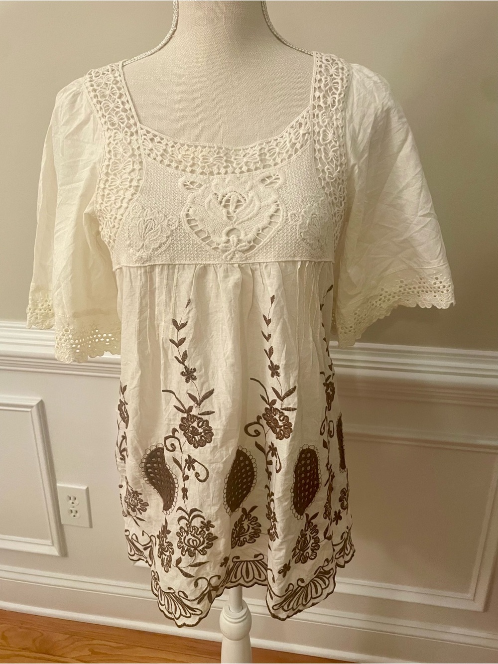 TORI Women’s Beige & Brown Embroidered Crochet & Eyelet Boho Blouse Size Medium